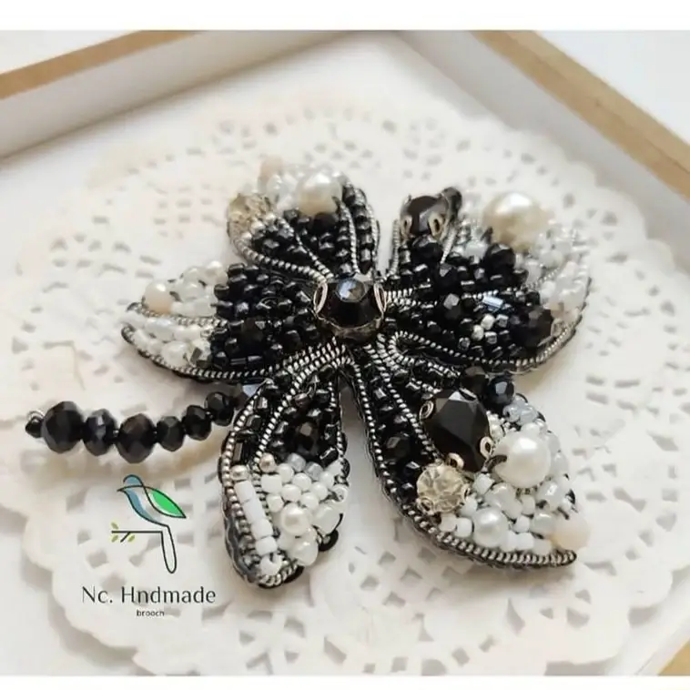 سنجاق سینه جواهر دوزی